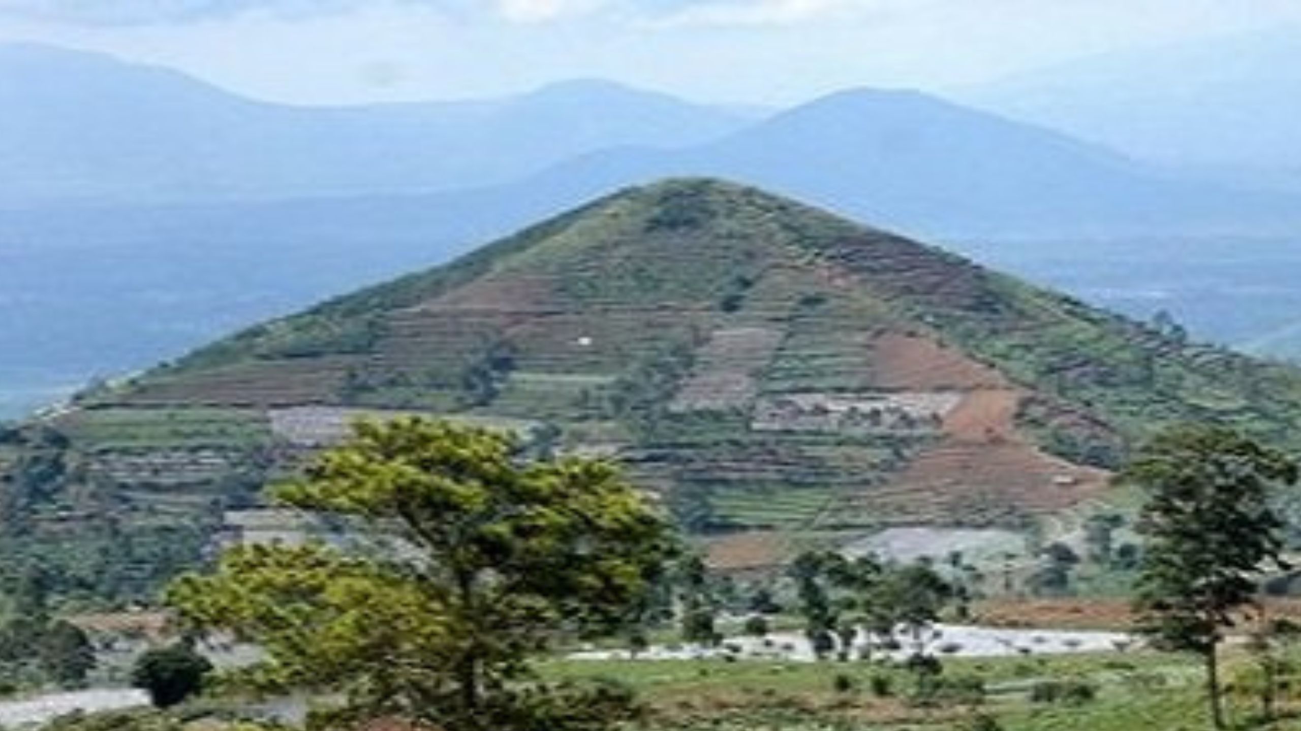 Gunung piramida di Jawa Barat, Keindahan dan Misteri Gunung Sadahurip di Garut, Jawa Barat