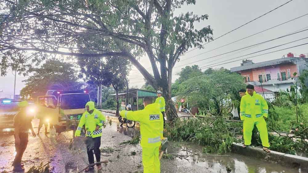 Cuaca Ekstrem di Muratara! Kapolres Imbau Pengendara Jalinsum Waspada