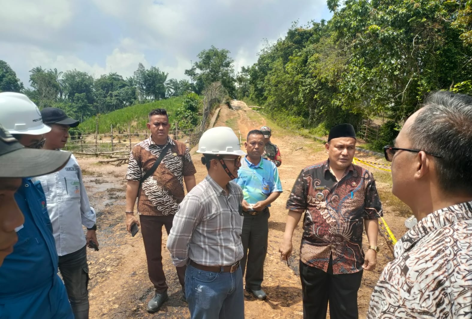 Camat Sungai Keruh Tinjau Lokasi Tumpahan Minyak di Desa Sungai Dua, Proses Pemulihan Berjalan Positif