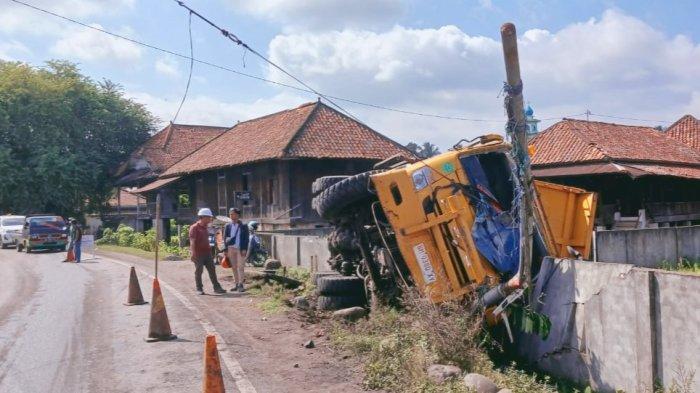 Truk Batubara Terguling di Muara Enim, Sopir Mengantuk, Fasilitas Umum Hancur!