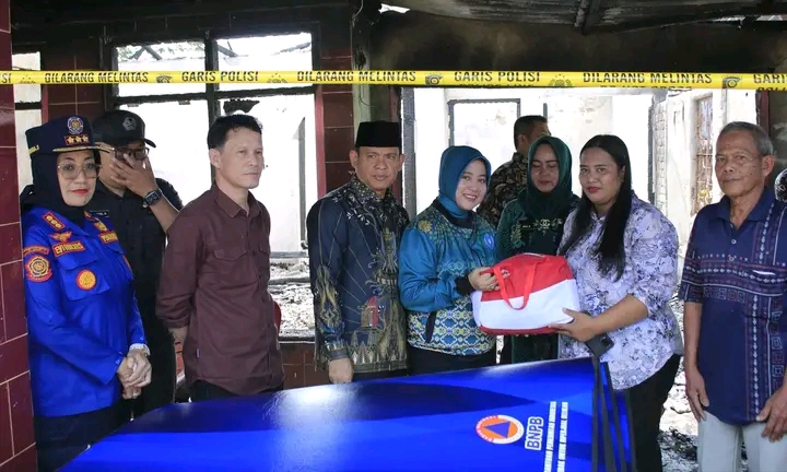 Pj Bupati Empat Lawang Tinjau Lokasi Kebakaran di Desa Tanjung Ning Simpang, Serahkan Bantuan kepada Korban