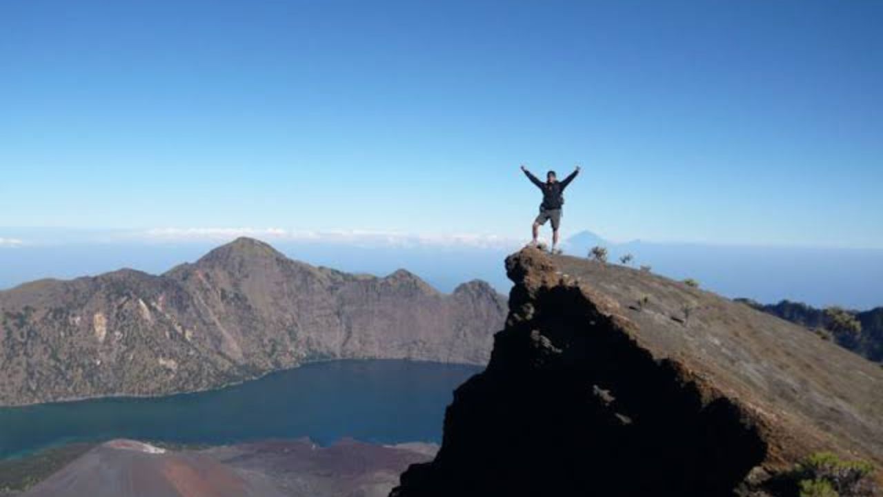 Gunung Rinjani Terletak di Pulau Lombok, Istana Dewi Anjani Ada di Puncaknya!