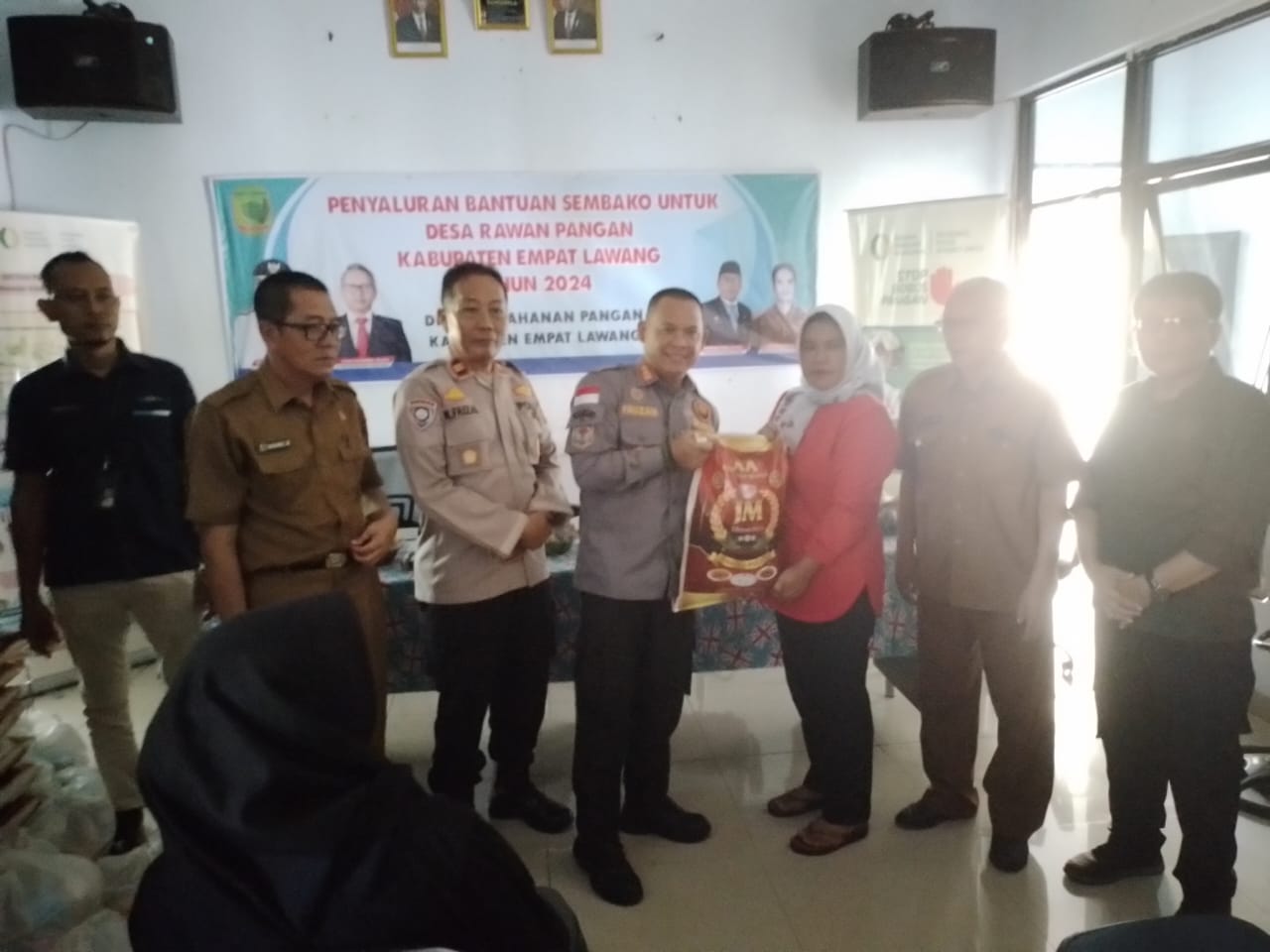 Pemkab Empat Lawang Salurkan Bantuan Sembako untuk Desa Rawan Pangan