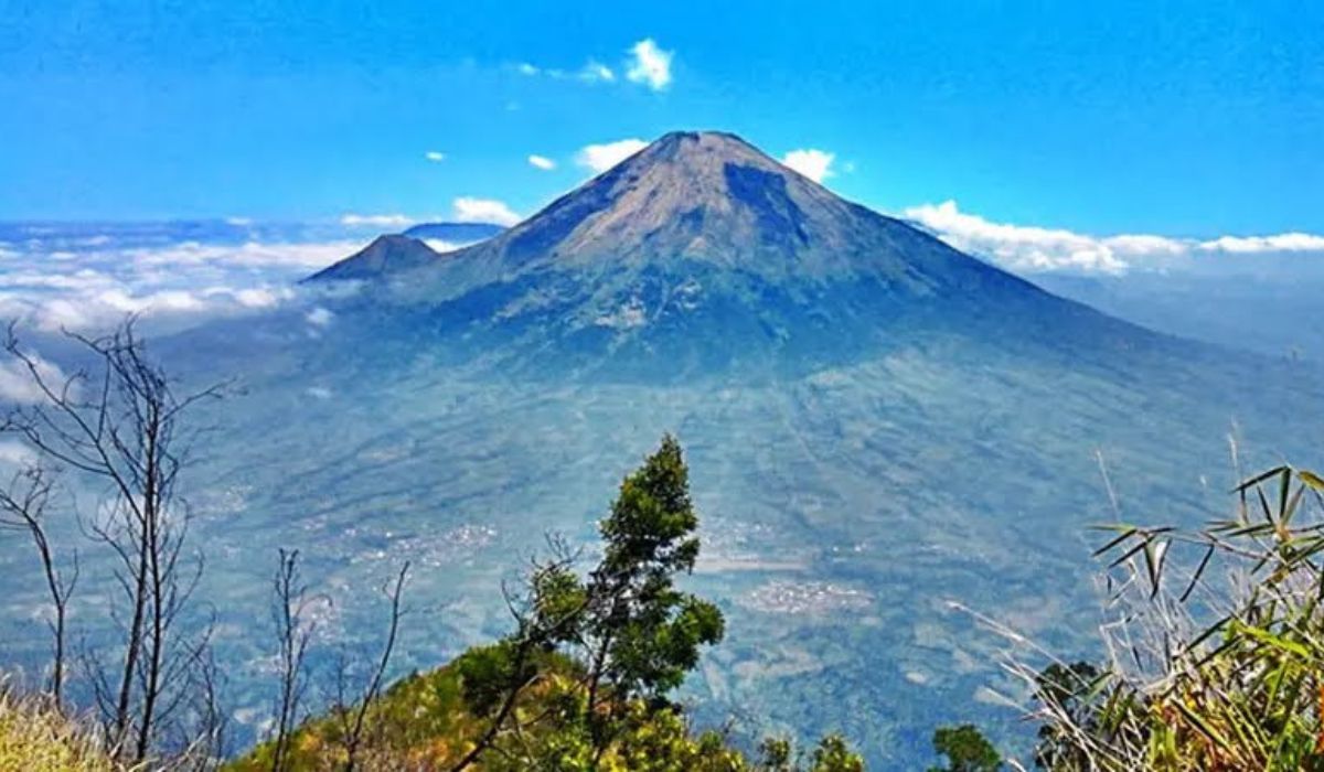 6 Fakta Menarik Gunung Sindoro yang Punya 6 Jalur Pendakian Menuju Puncak