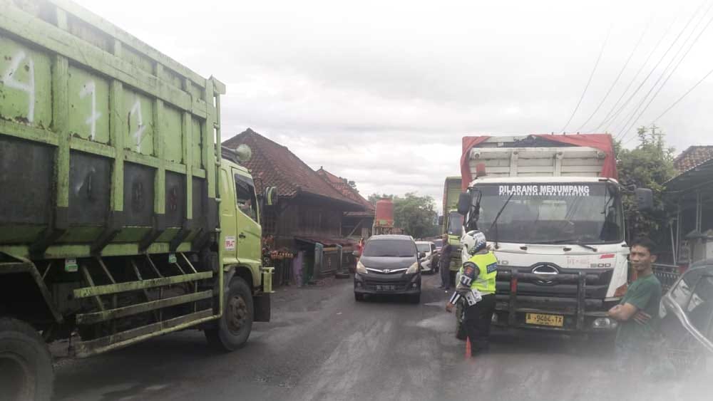 Kerusakan Lingkungan, Macet Belasan Jam Hingga Keluhan Sesak Napas, Dampak Truk Batu Bara Luar Biasa!