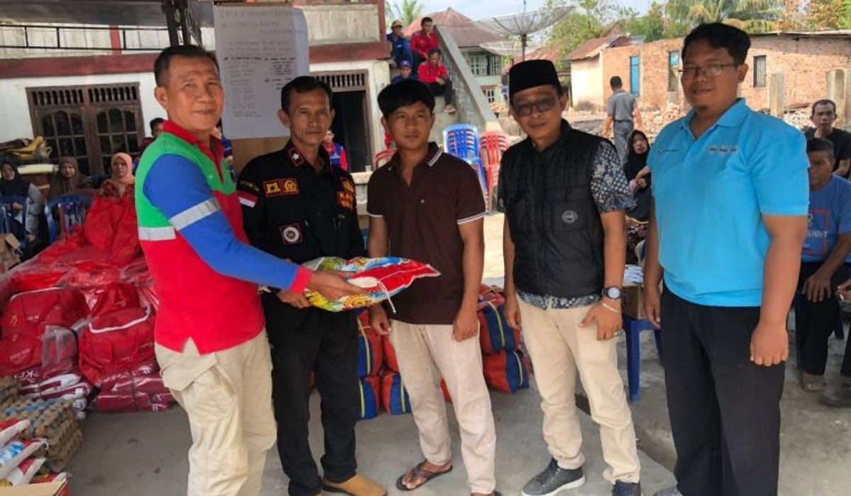 PT Kendi Arindo Berikan Bantuan Kepada Korban Kebakaran di Desa Kota Gading