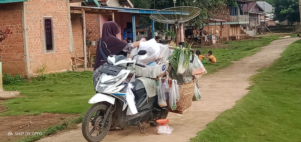 Cerita Ibu Rumah Tangga Penjual Sayur Keliling Omset Tak Seberapa