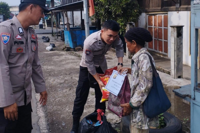 Masih Dalam Rangka HUT Bhayangkara Ke-77, Polres Empat Lawang Bagikan Sembako