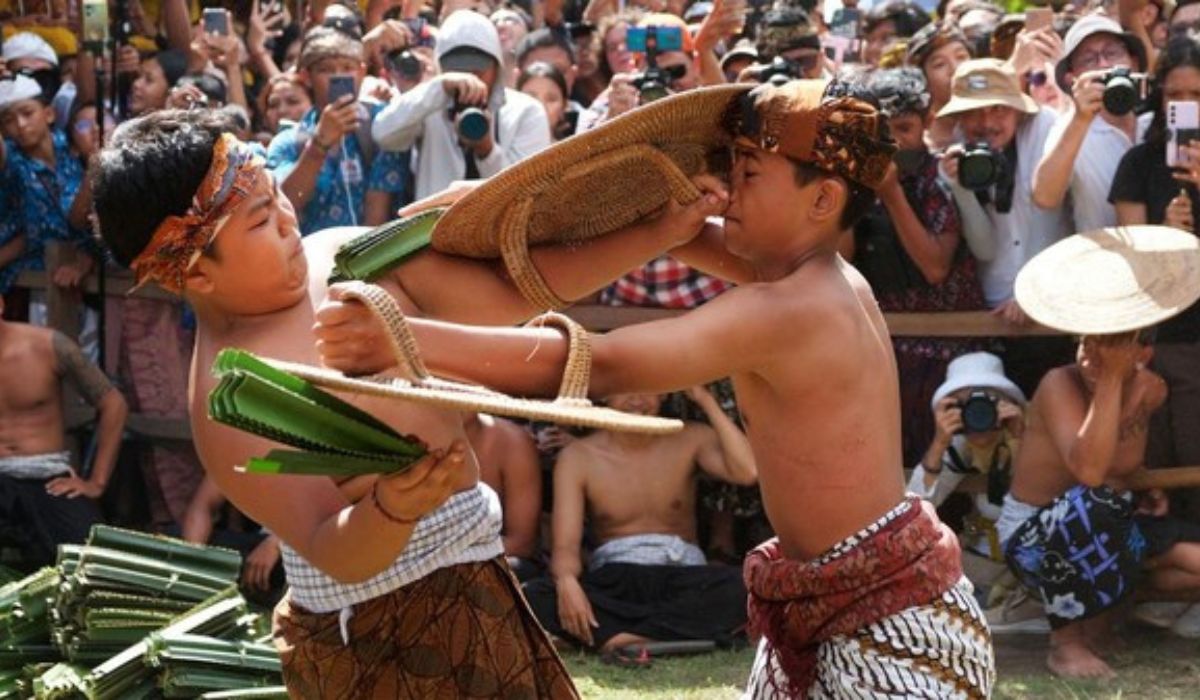 Perang Pandan: Tradisi Penghormatan kepada Dewa Indra di Bali Simak Disini Asal Usul dan Maknanya 