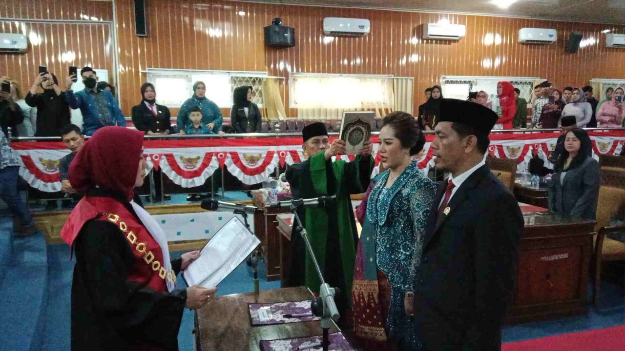 Saukani dan Wulan Purnamasari Resmi Dilantik Sebagai Wakil Ketua DPRD Empat Lawang 2024-2029