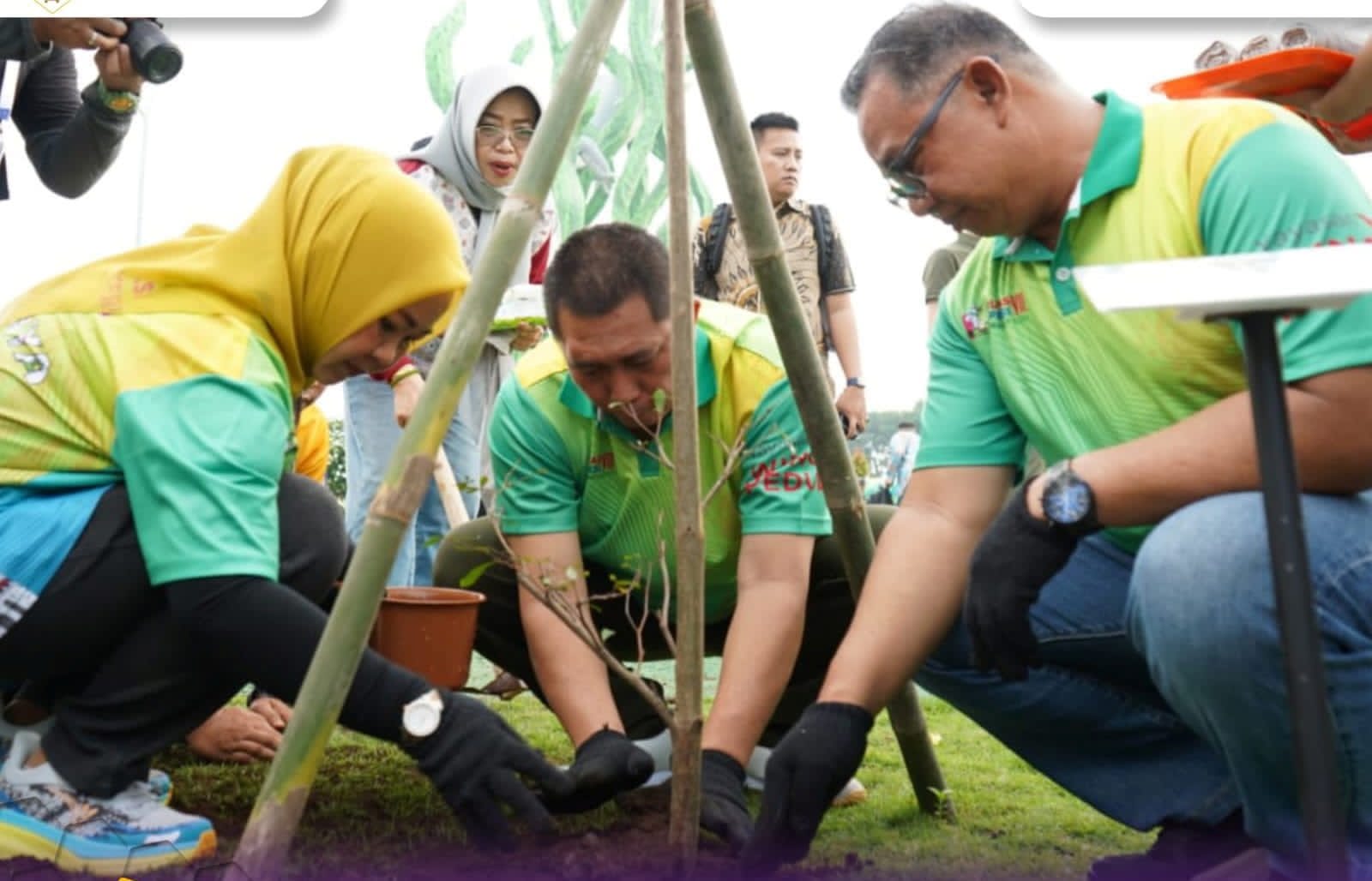 Wali Kota Pagar Alam Tanam Pohon di Surabaya, Tegaskan Komitmen Lingkungan Lewat Munas APEKSI VII