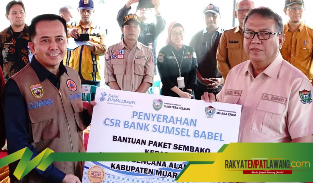 Pj Gubernur Sumsel Tinjau dan Bantu Korban Banjir di Muara Enim