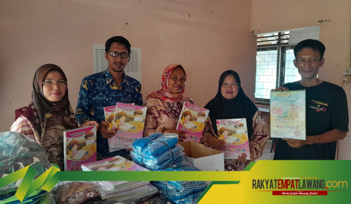 Pemerintah Desa Pajar Bakti Distribusikan Baju, Tas, dan Buku Ajar untuk Siswa PAUD dan TK