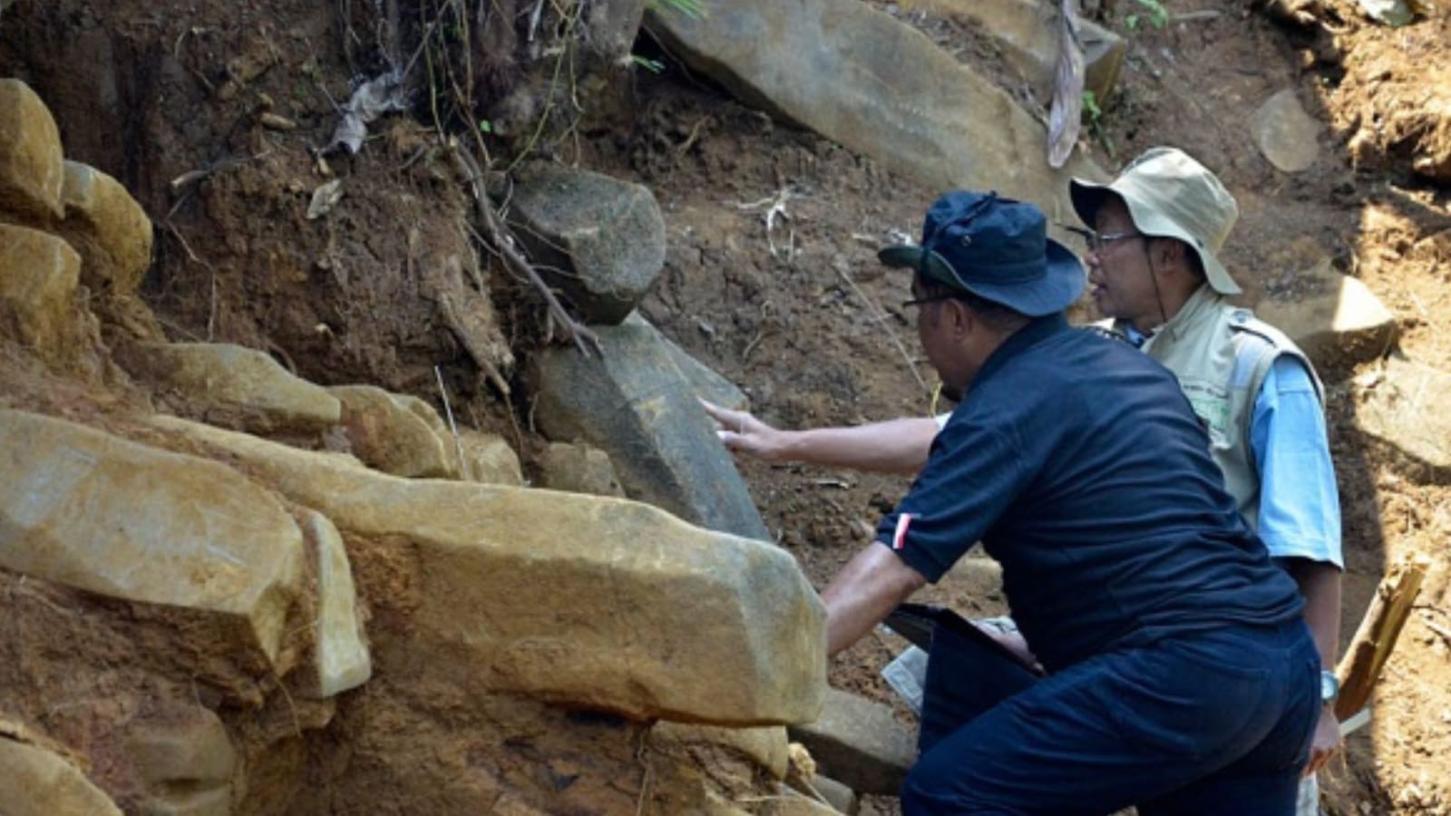 Jejak Sejarah Situs Gunung Padang: Penemuan Arkeologis Pertama pada 1914 oleh Ahli Arkeologi Belanda