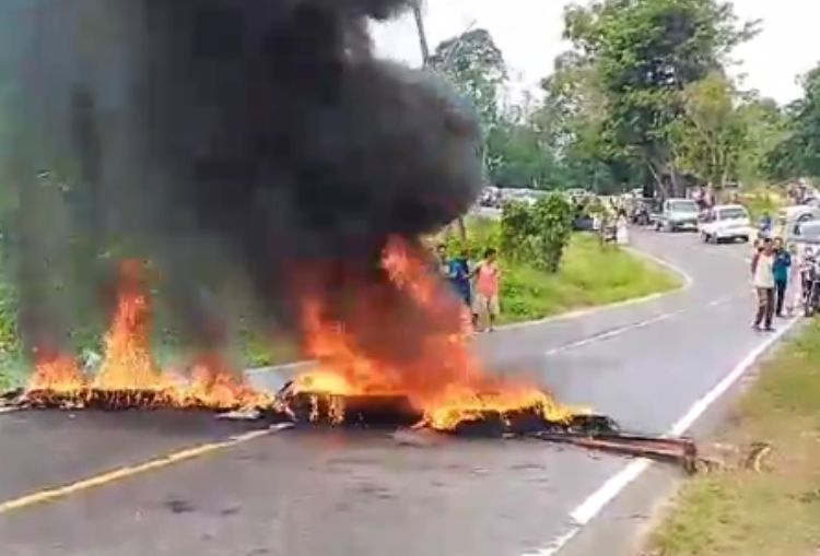 Massa Blokade Jalan Lintas Sumatera di Empat Lawang