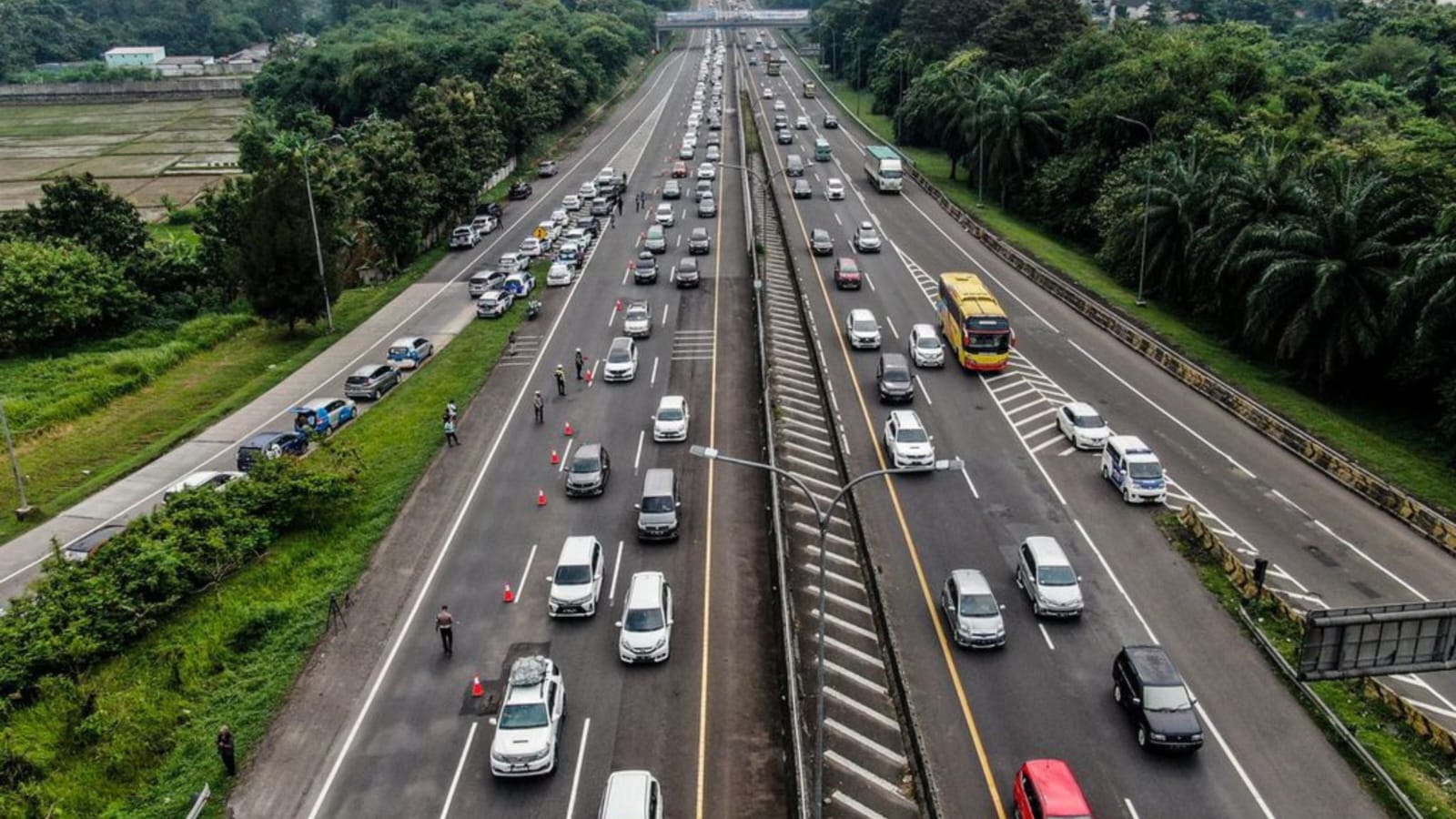 Tragedi Kecelakaan Bus di Tol Cipali: Kronologi dan Identitas Korban