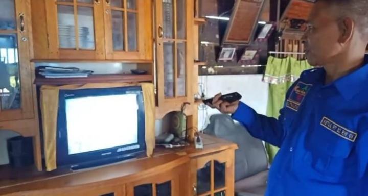Berada di Dataran Tinggi, Dusun Rimba Candi Masih Menggunakan Antena UHF Untuk Menonton Televisi