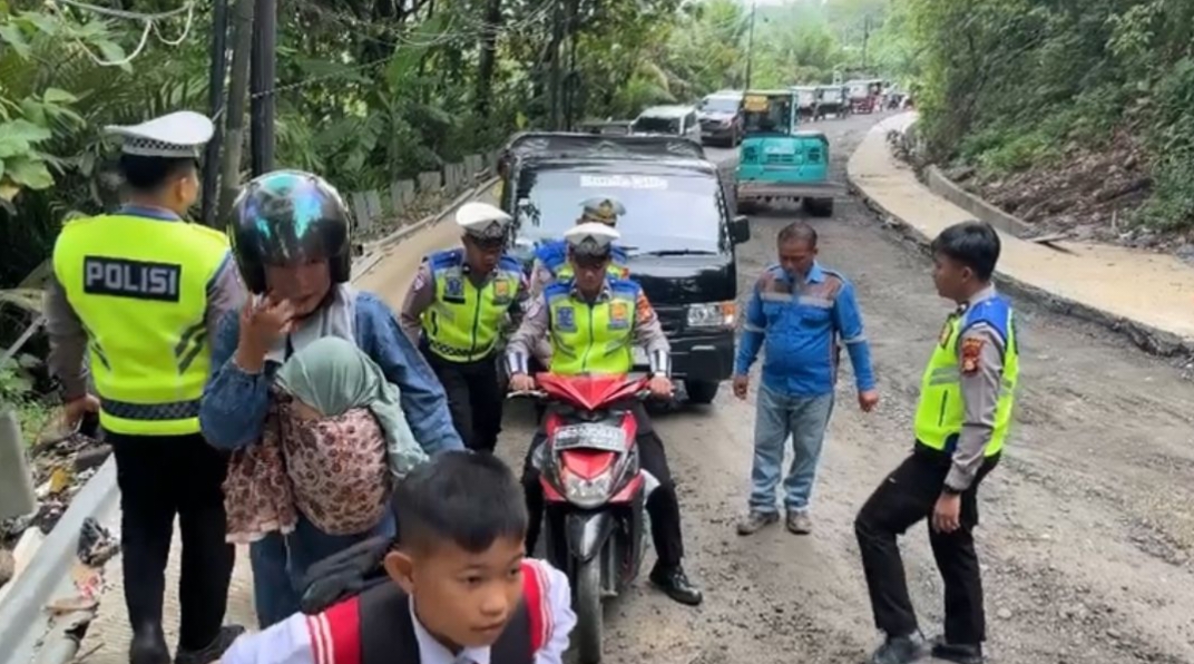 Proyek Tak Kunjung Tuntas, Satlantas Empat Lawang Kerahkan Personel Atur Kemacetan di Terowongan Tebing Tinggi