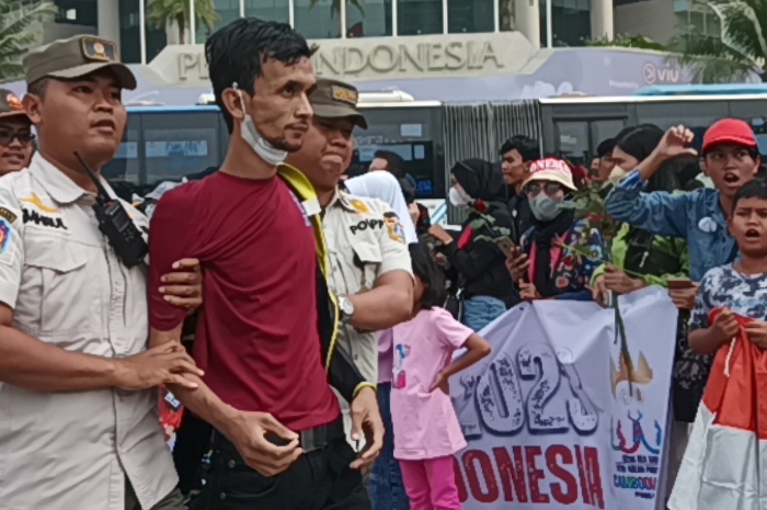 WADUH! Copet Beraksi di Tengah Arak-arakan Timnas U-22, Alhasil Dipukuli Ramai-ramai