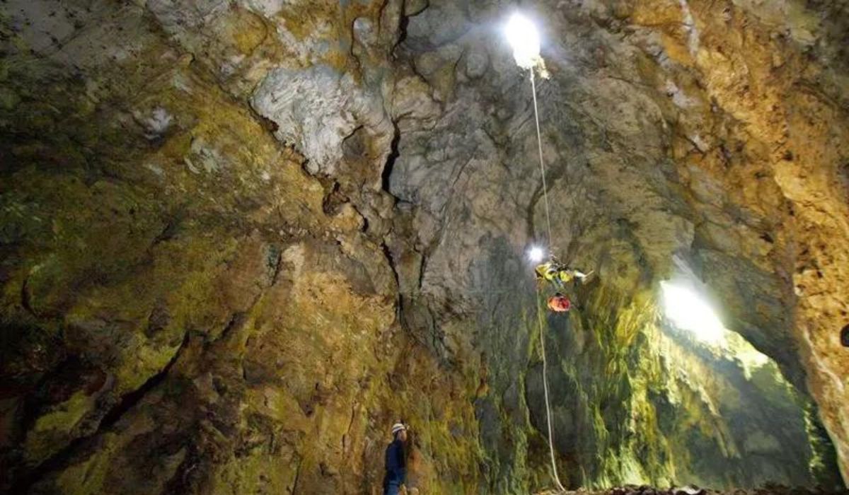 Menjelajahi Keindahan dan Tantangan Gua Cokro di Gunungkidul