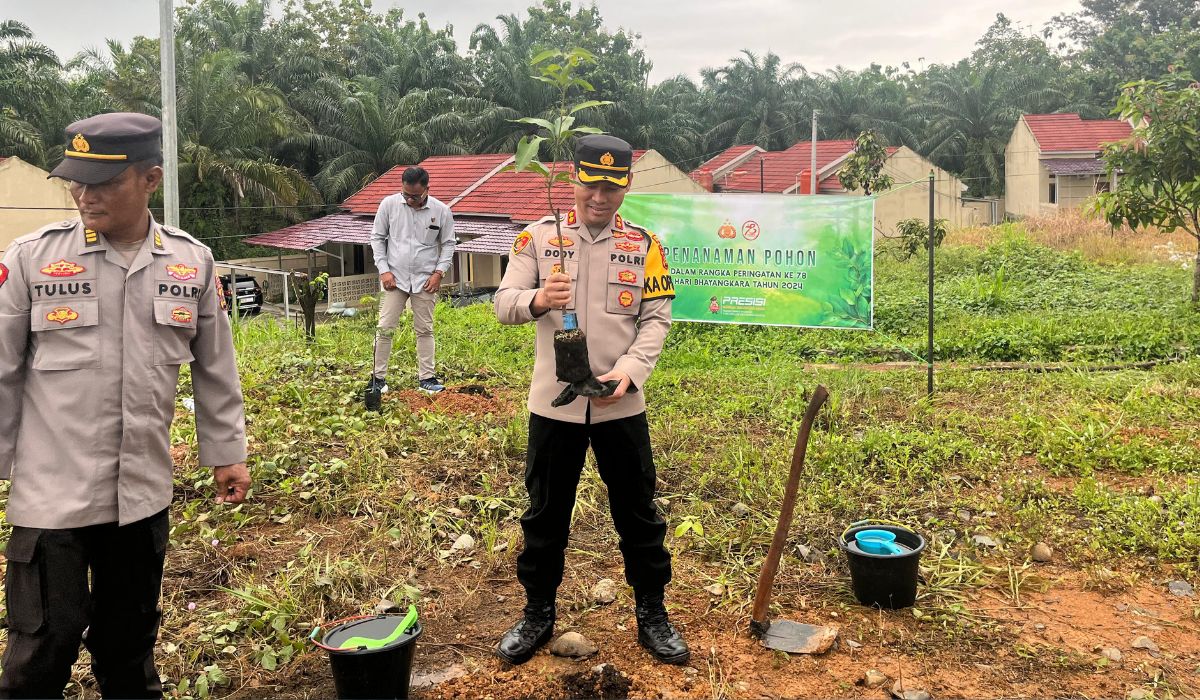 Laksanakan Kegiatan Penanaman Pohon Sambut HUT Bhayangkara ke-78, Di Areal Polres Empat Lawang 