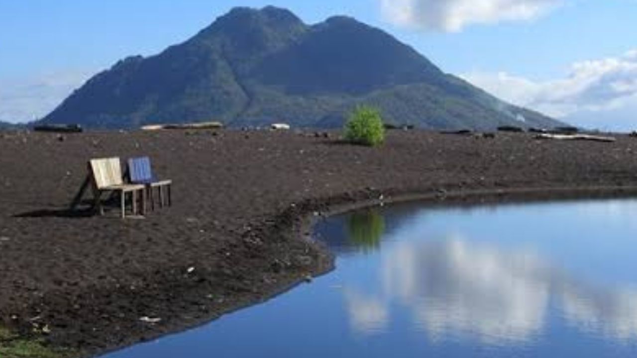 Misteri dan Pesona Danau Tolire di Maluku Utara