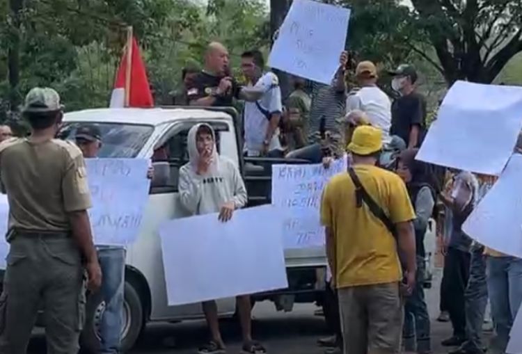 Puluhan Warga Empat Lawang Gelar Aksi Damai di Depan Kantor Bawaslu, Tuntut Transparansi Pilkada