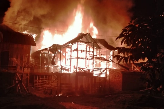 BREAKING NEWS: Kebakaran Hebat Melanda Talang Padang, 8 Unit Rumah Warga Habis Terbakar