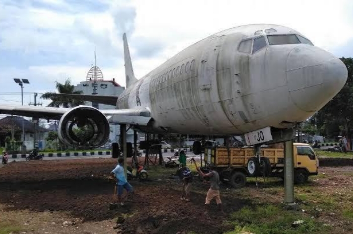 Misteri Pesawat Boeing 737 yang Terdampar di Bukit Pantai Pandawa
