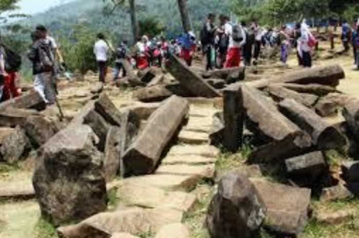 Misteri Situs Gunung Padang, Jejak Bekas Letusan Gunung Purba Karyamukti, Terdapat Banyak Batu Aneh dan Unik