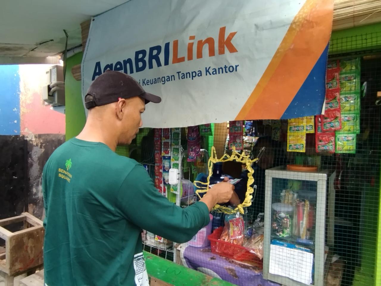 Pahlawan Inklusi Keuangan, AgenBRILink di Tengah Kebun Kelapa Sawit Berhasil Dekatkan Layanan Perbankan 