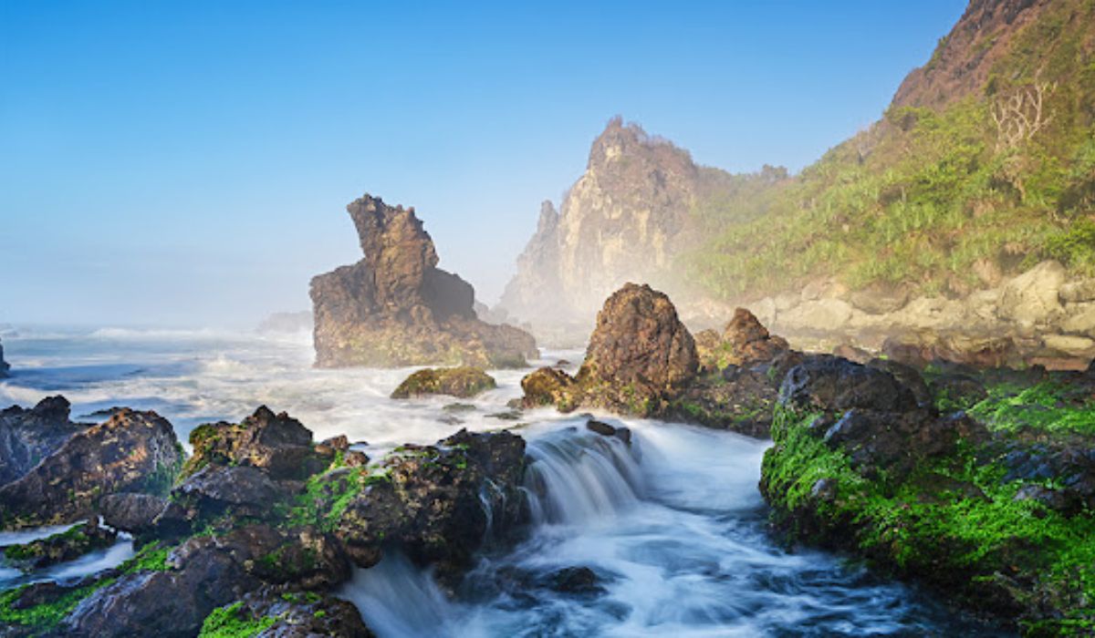 Ini Dia Pantai Tercantik di Jogja, Punya Kolam Renang Alami