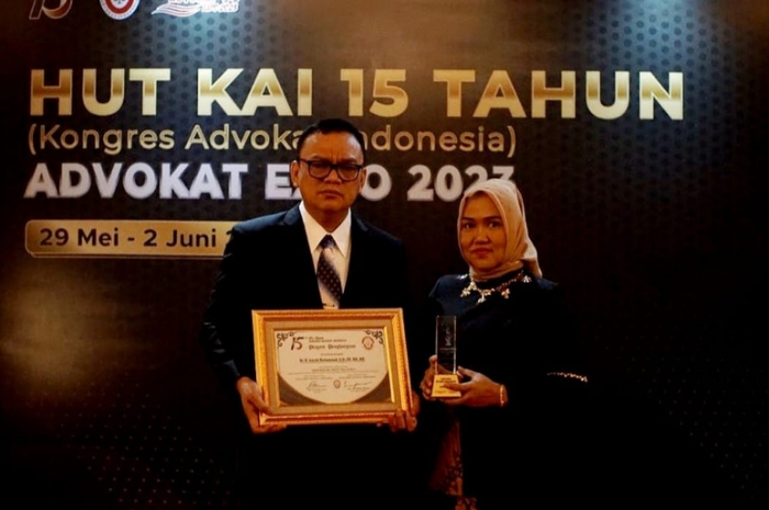 Joncik Muhammad Terima Penghargaan di HUT ke-15 Kongres Advokat Indonesia
