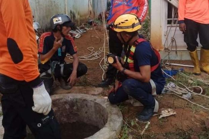 Seorang Warga Terjebak di Dalam Sumur Beracun, Anggota Basarnas Turut Pingsan