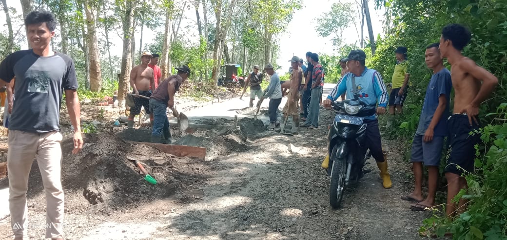 Warga Berinisiatif Perbaiki Sendiri Jalan Desa