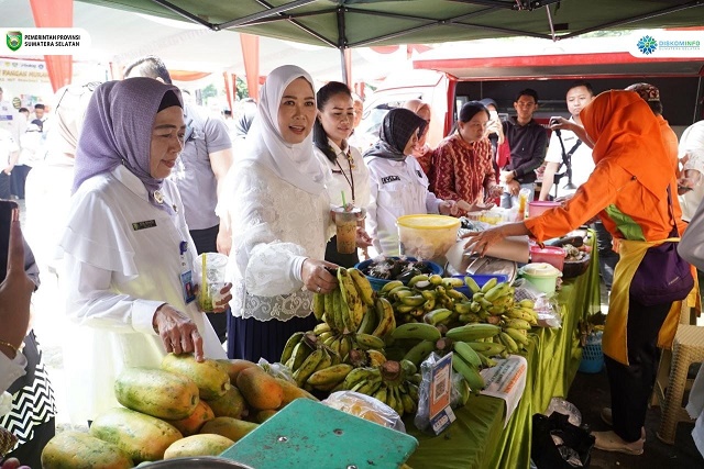 Ketua TP PKK Sumsel Tinjau Pasar Murah di Palembang, Dorong Pedagang Jaga Kualitas dan Kebersihan Produk