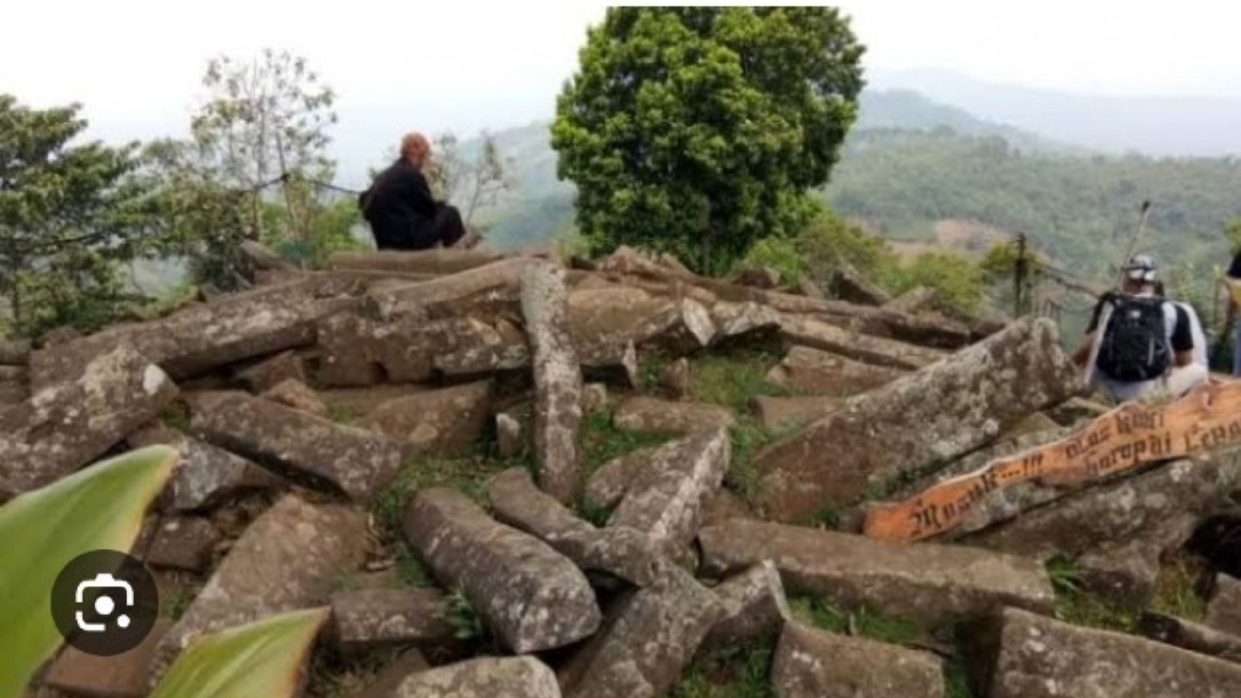 Misteri Teras Gunung Padang, Apa yang Dilindungi oleh Tembok Batu 10 Meter?