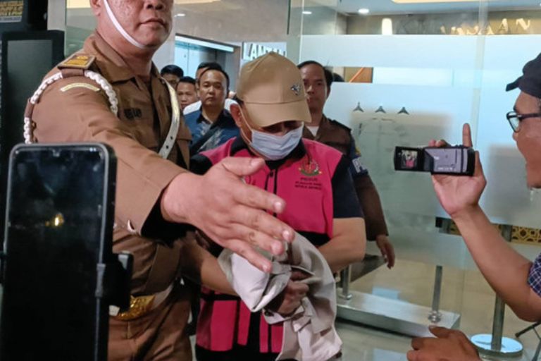 Ujang Iskandar Ditangkap di Bandara dan Langsung Ditahan