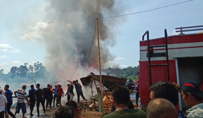 Akibat Terjadinya Kebakaran Puluhan Kios Pasar Pulau Mas Ludes Terbakar, Kerugian Ditaksir Capai Ratusan Juta