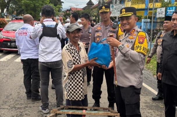 Kapolres Pagar Alam dan Jajaran Bagikan Takjil untuk Masyarakat di Bulan Ramadhan