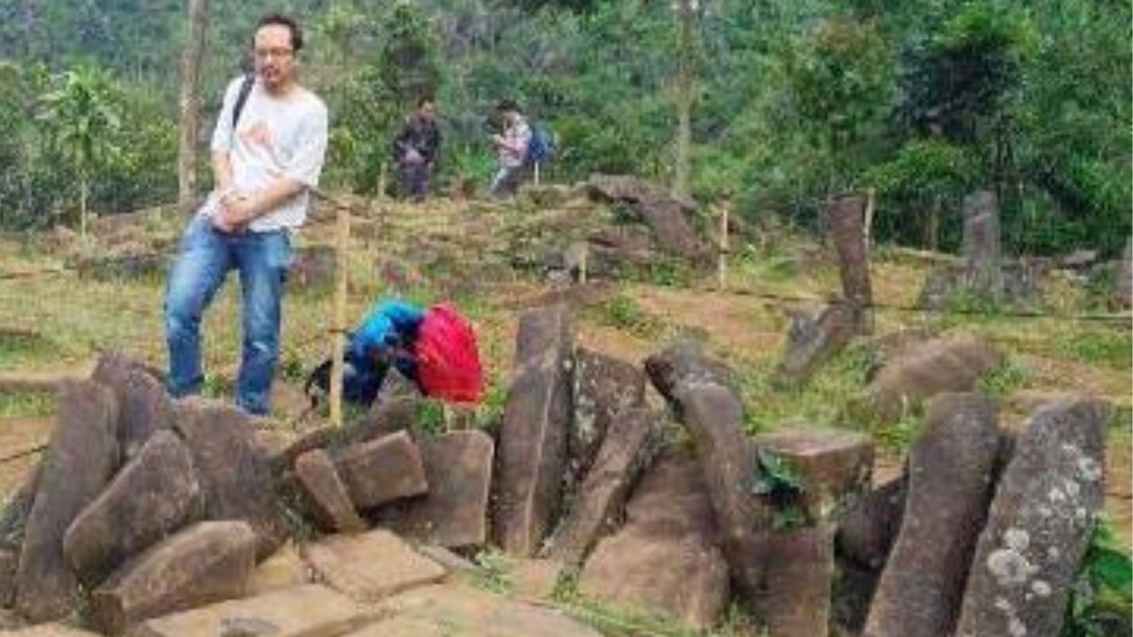 Batuan Situs Gunung Padang Cianjur Penuh Misteri, Ada Batu Singgasana!