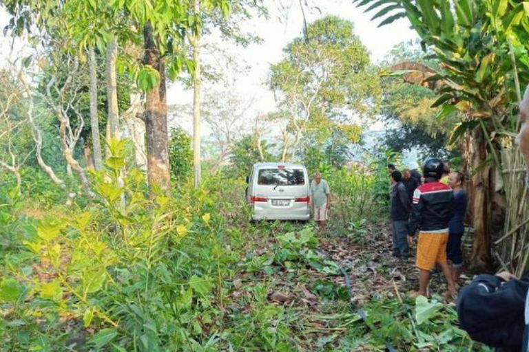 Mobil Nyasar ke Makam? Ini Cerita di Balik Kejadian Viral di Sidabowa!