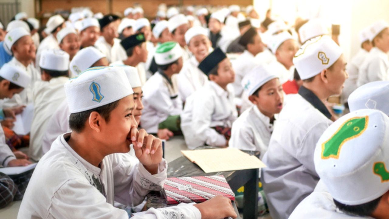 Misi Pendidikan Inklusif: Program Beasiswa di Pondok Pesantren Al-Haqq