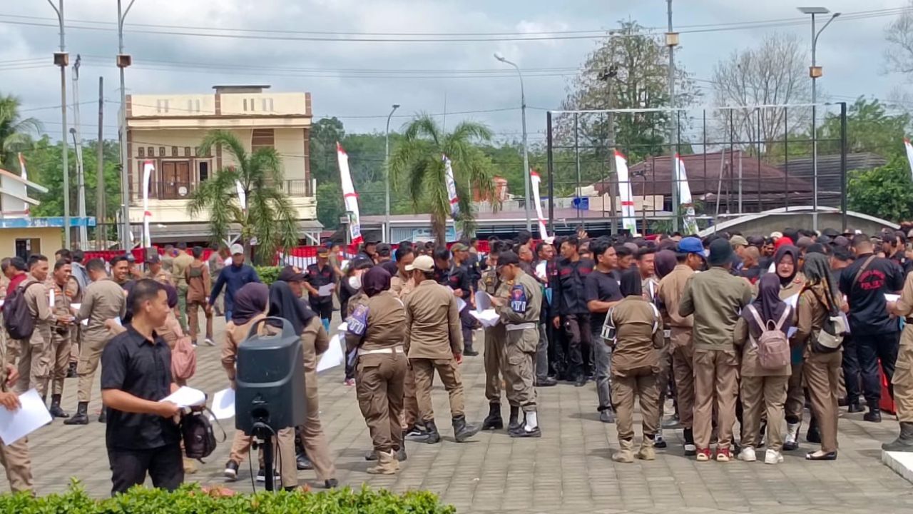 Ratusan Anggota Satpol PP Empat Lawang Datangi Kantor Bupati, Ini Penjelasan Kepala Dinas Soal Status dan Gaji