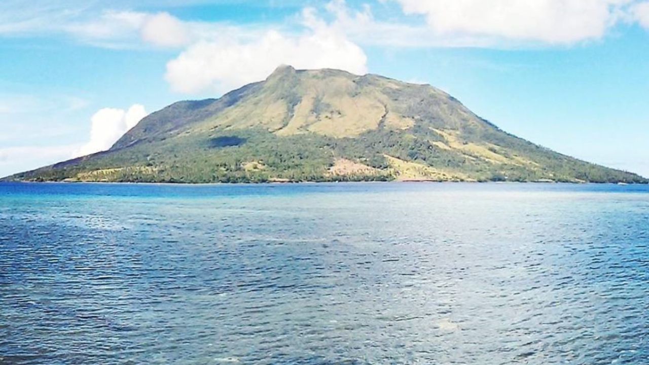 Puncak Megah Gunung Ruang: Keindahan Alam yang Memukau