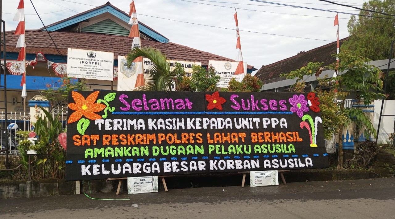 Apresiasi Warga: Keluarga Korban Kasus Asusila Ucapkan Terima Kasih Lewat Karangan Bunga untuk Polres Lahat
