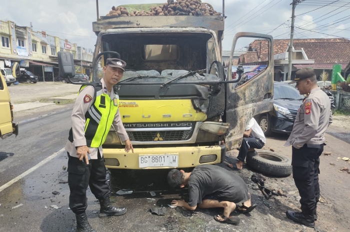 Truk Ubi Rambat Asal Pagaralam Terbakar di Muara Enim