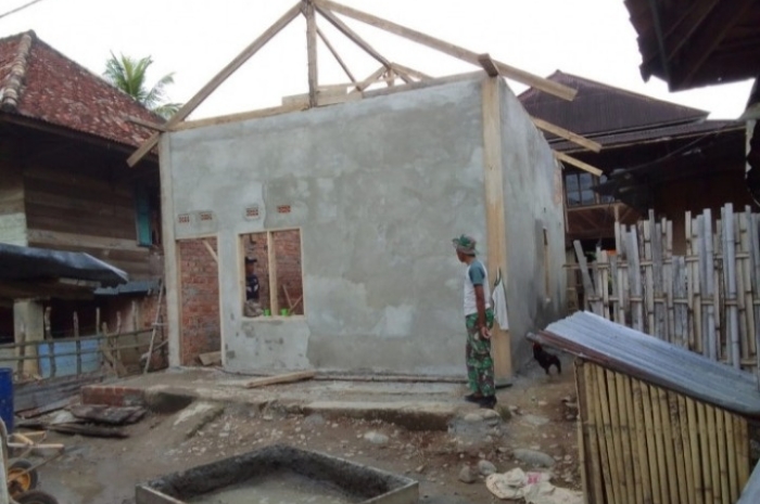 Pantangan Atap Rumah, Ikuti Ritual Pemasangan Bumbungan Berikut Ini