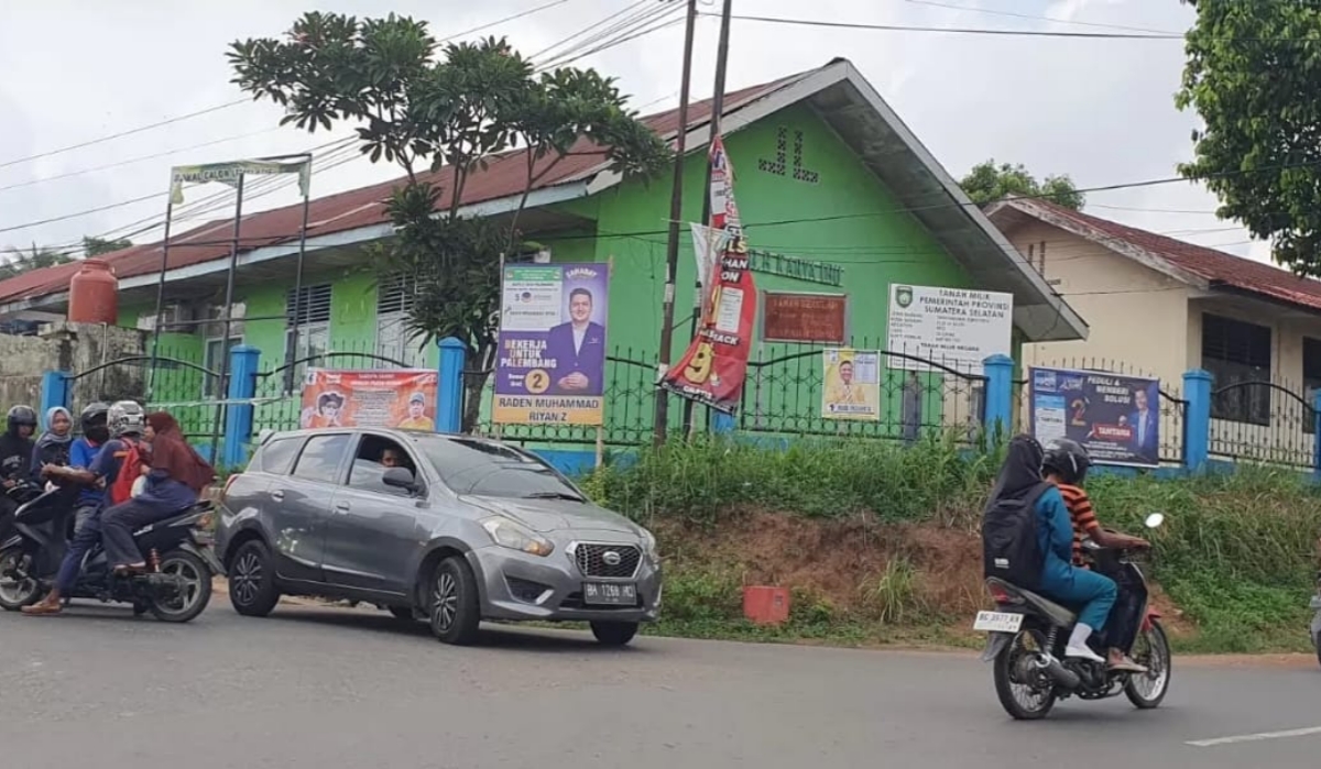 Caleg 'Nakal' Pasang Poster di Pagar Sekolah Luar Biasa || Bawaslu Akan Tindaklanjuti