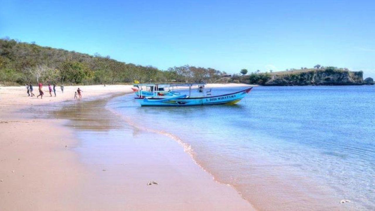 Keindahan Pantai Tangsi: Eksotisme Pasir Merah Muda di Pulau Lombok